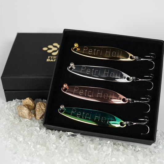 4 verschiedene Angelköder aus Echtsilber, Gold, Kupfer und Skarabäusfarbend mit Aufschrift "Petri Heil" in einer Schmuckschatulle.